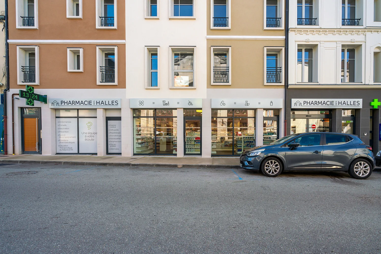 façade de pharmacie avec enseignes bandeaux lumineuses