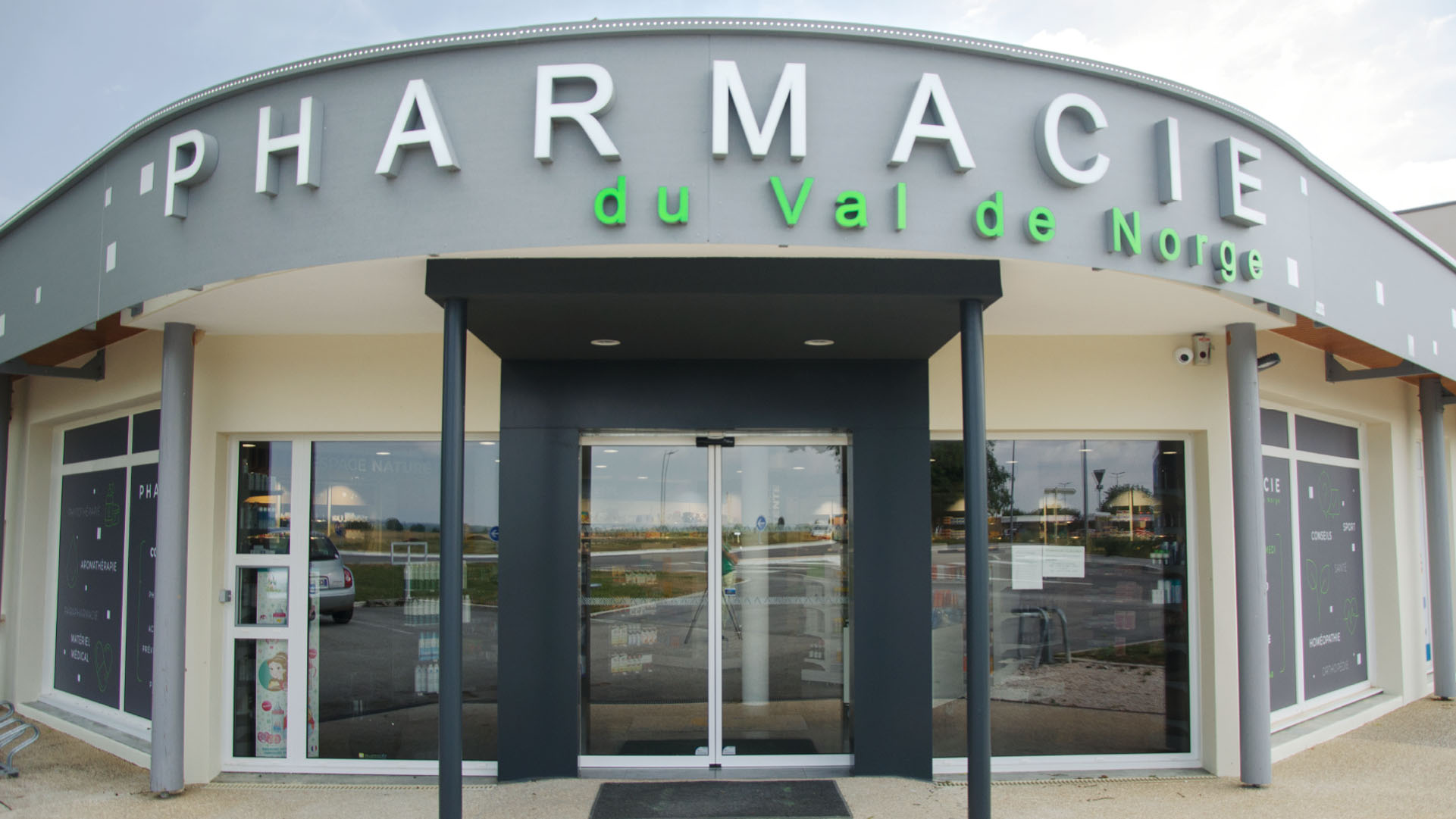 facade de pharmacie et porte d'entrée