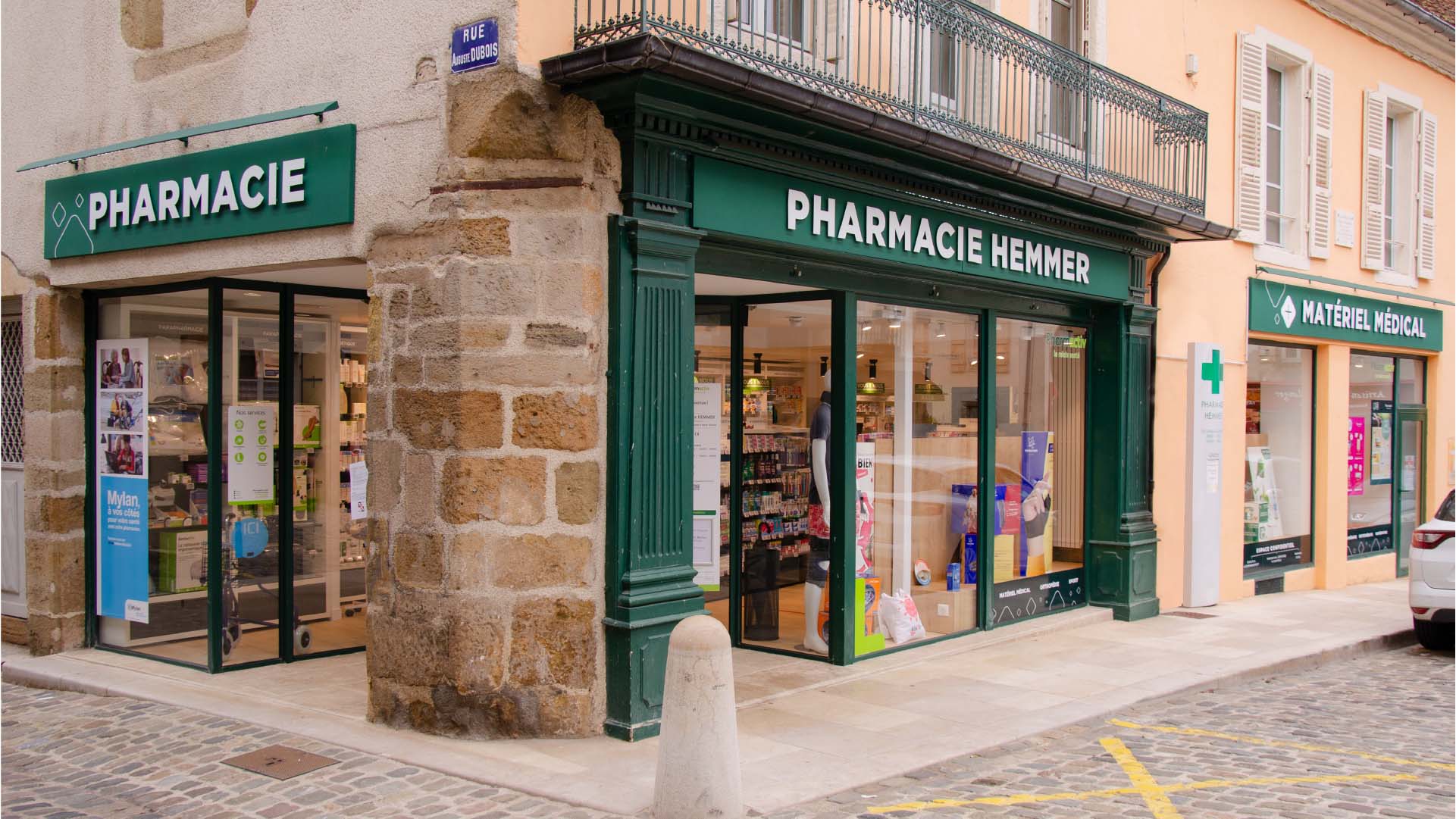 façade verte de pharmacie hemmer angle de rue