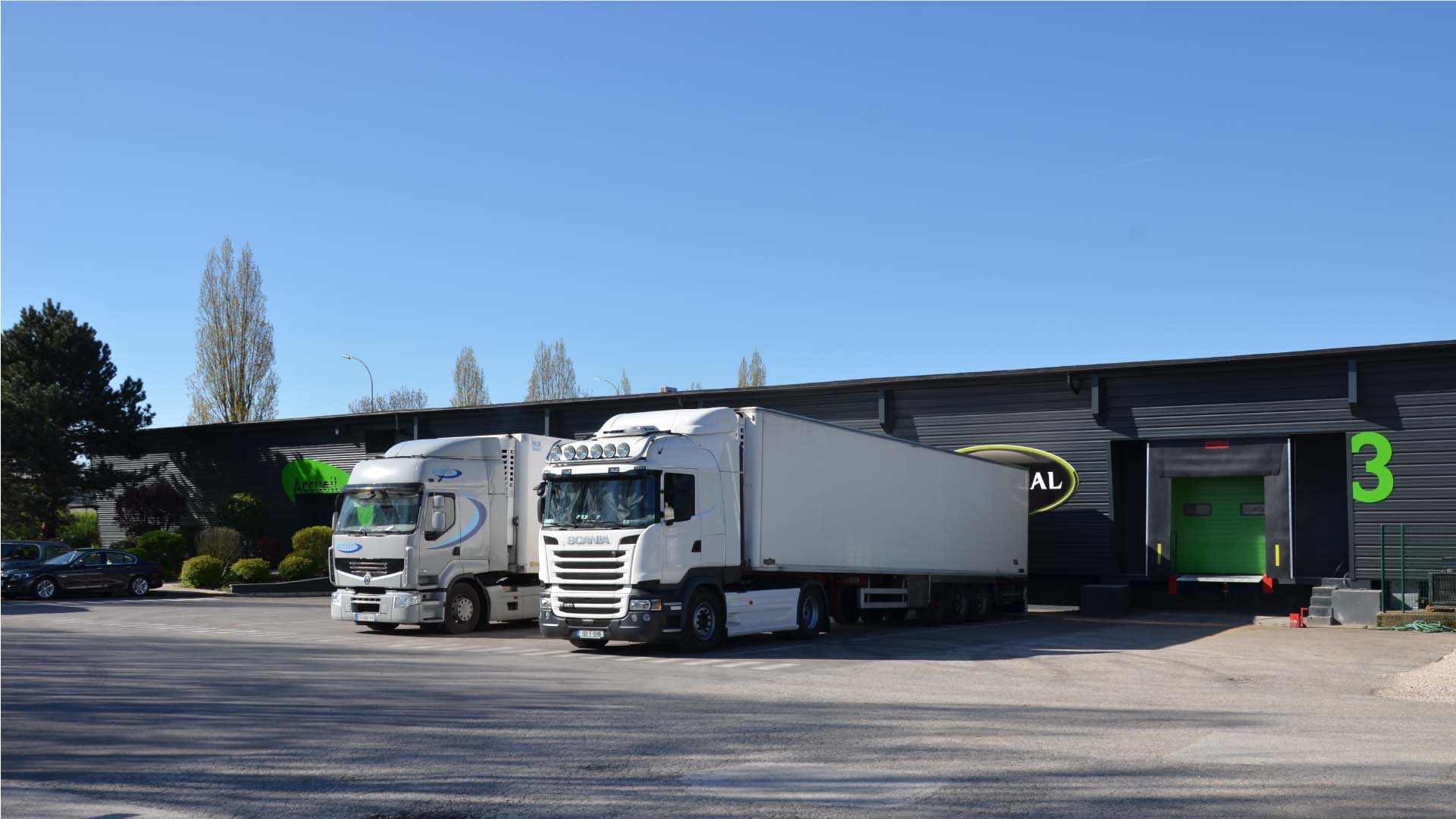 sortie de camion industriel et facade